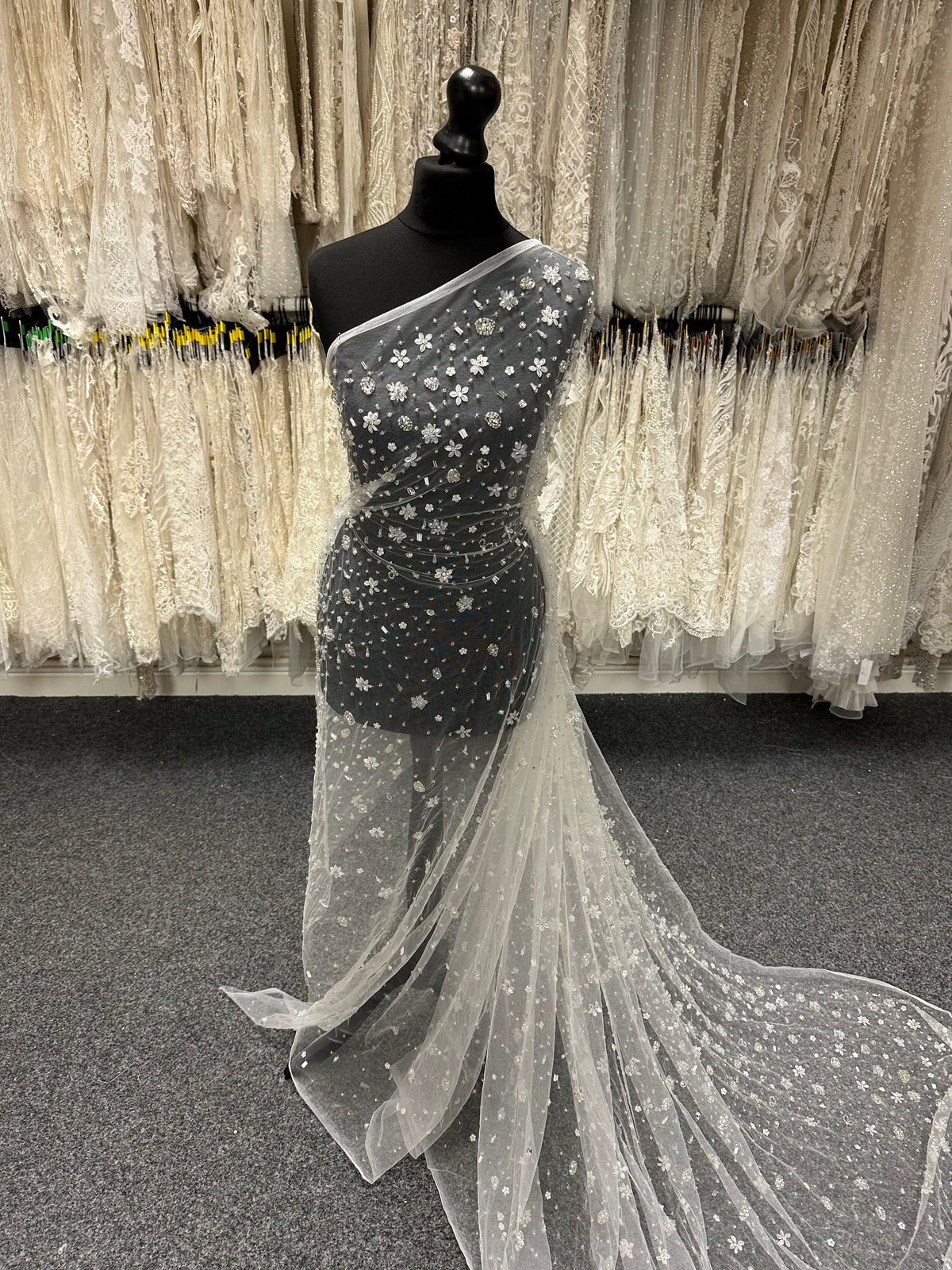 Elfenbeinfarbene handbestickte Spitze - Quinta