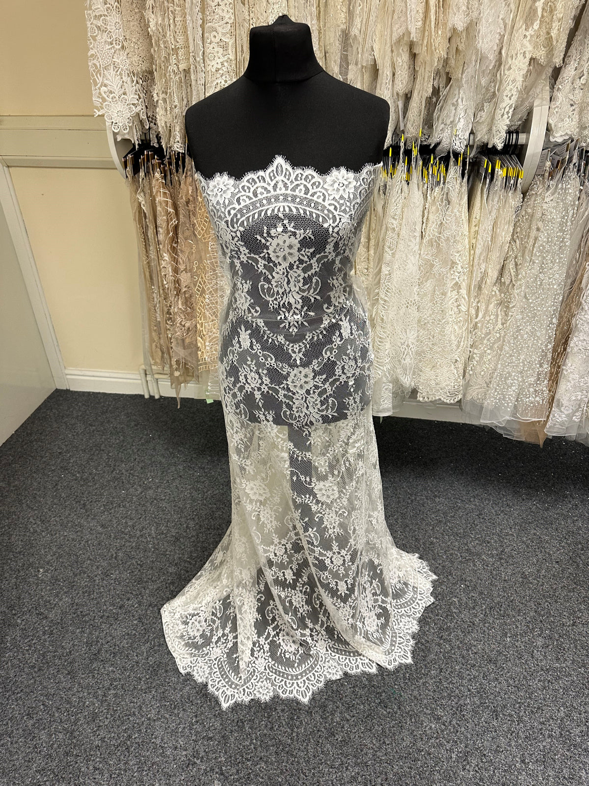 Elfenbeinfarbene Raschelspitze – Holly