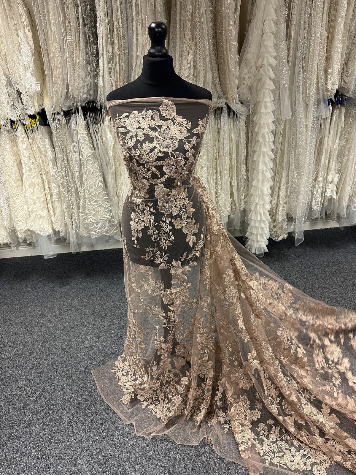 Karamellfarbene Stickereispitze - Garbo