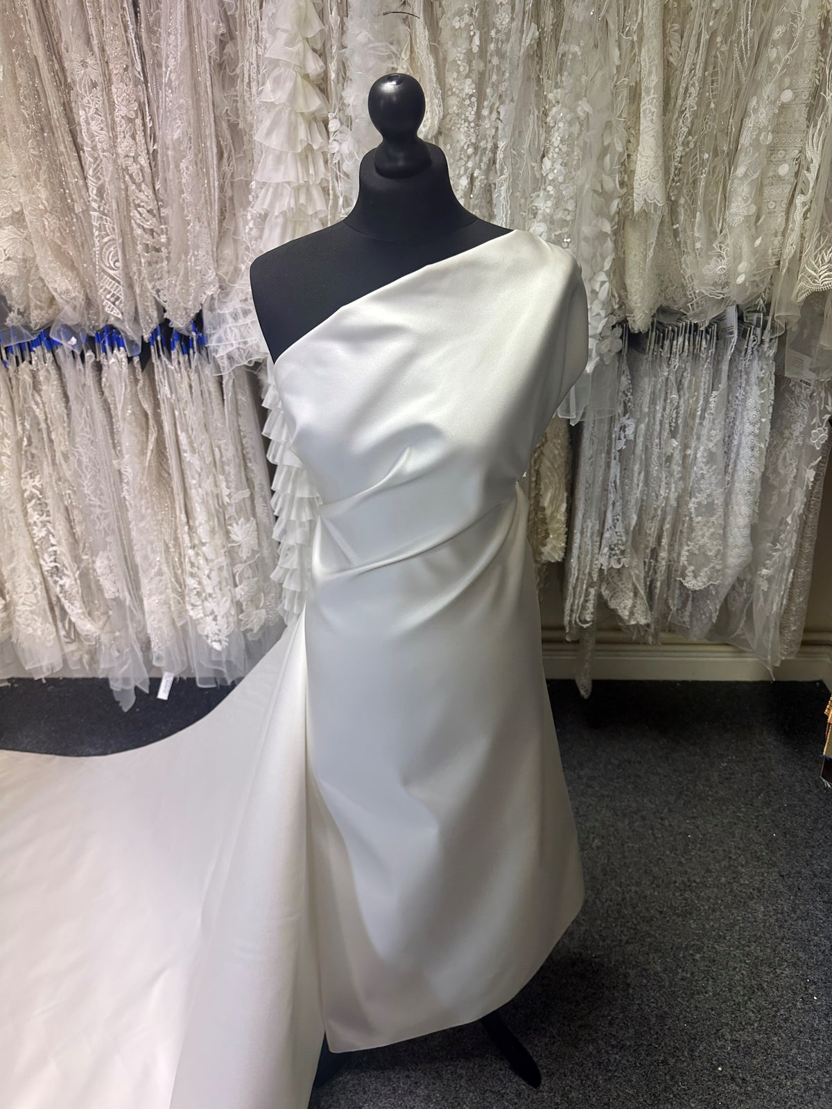 Elfenbeinfarbener schwerer Seidensatin - Pomp