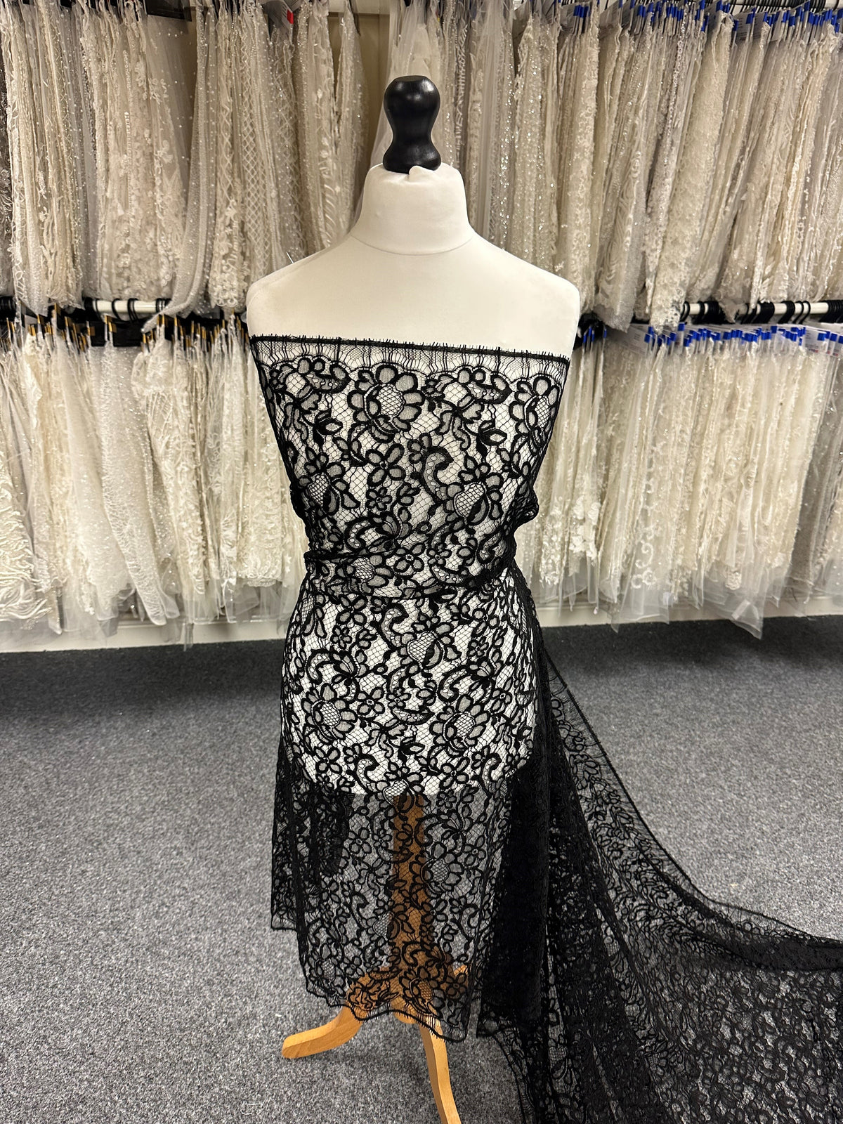 Schwarze Chantilly-Spitze - Tica