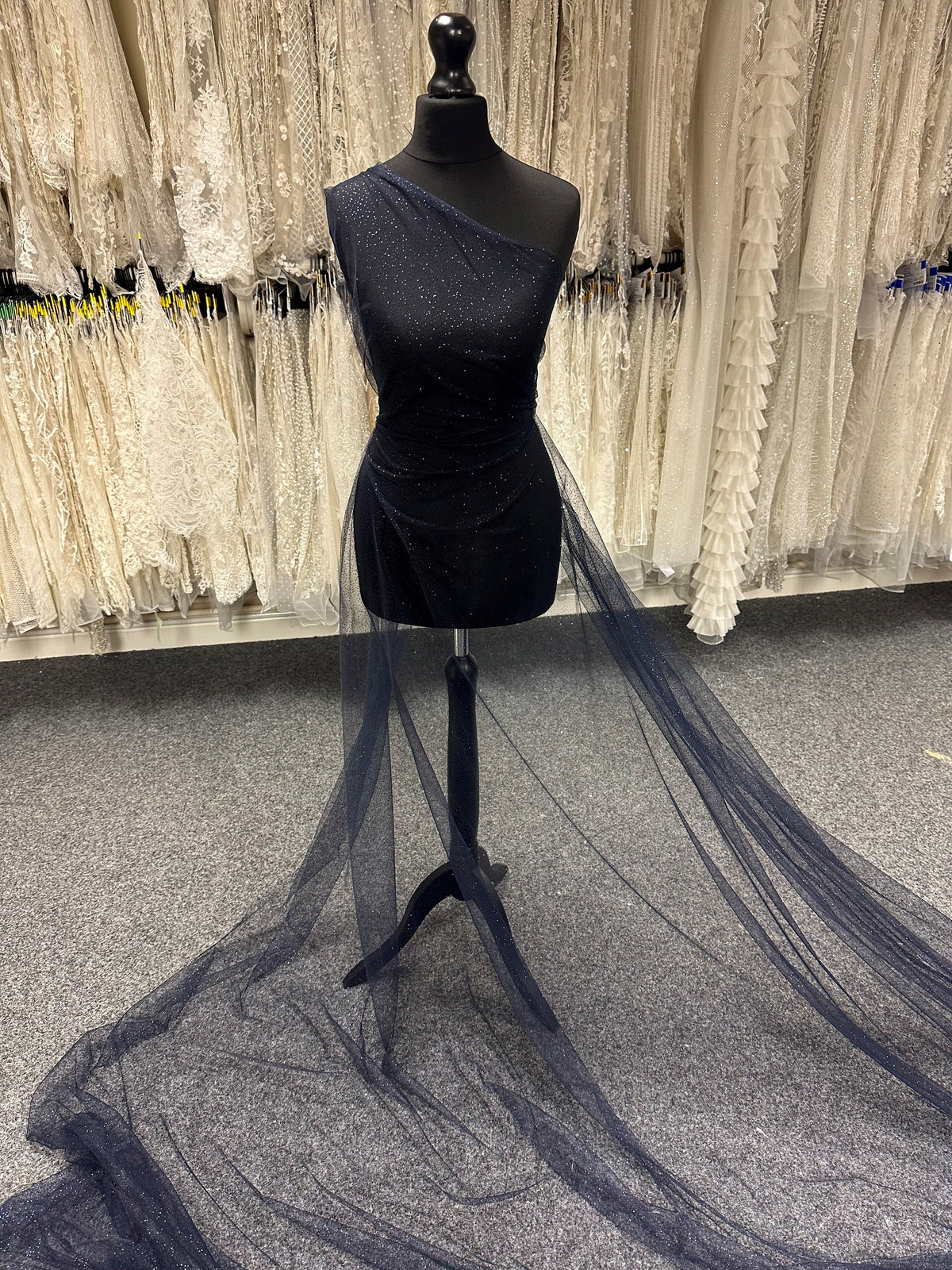 Marineblauer Glitzertüll - Trompete