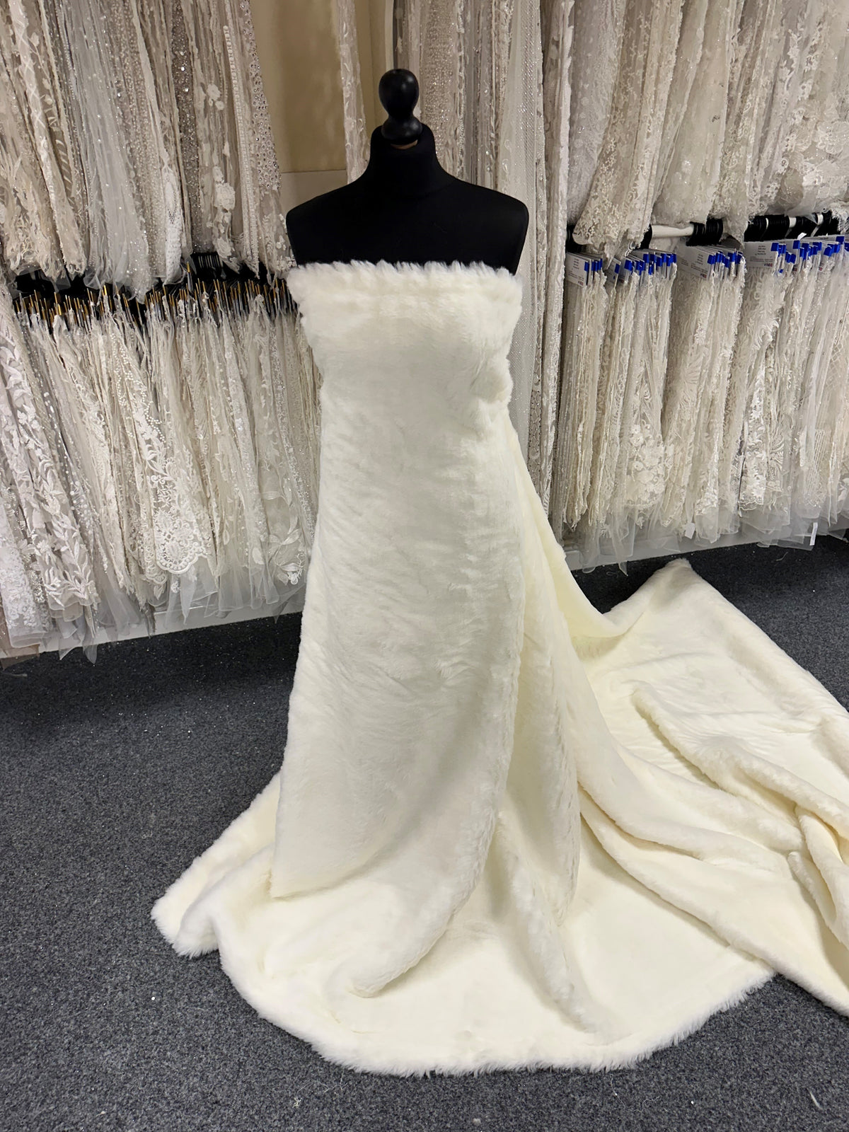 Elfenbeinfarbener Kunstpelz - Hermelin