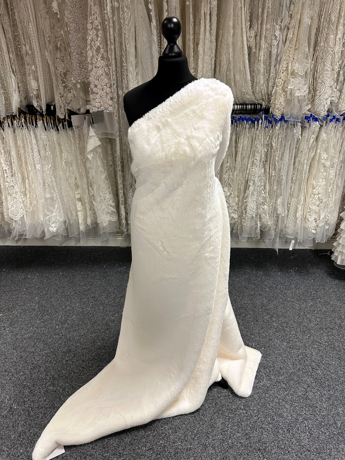 Elfenbeinfarbenes Kunstfell – Husky