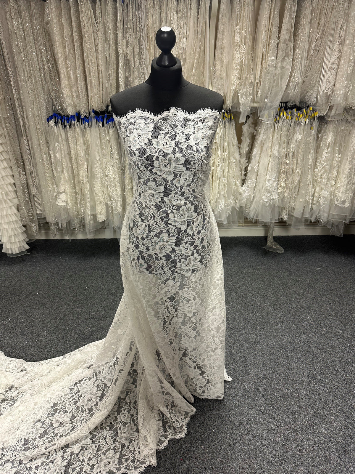 Elfenbeinfarbener Chantilly-Spitzenbesatz mit Kordel - Grusso