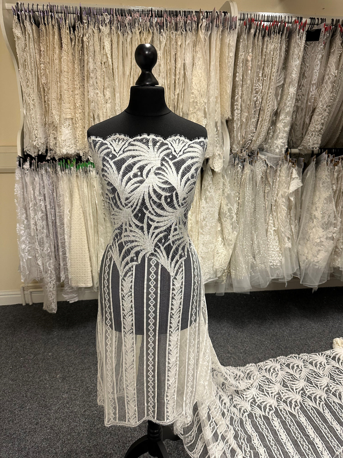 Elfenbeinfarbene Chantilly-Spitze – Uma