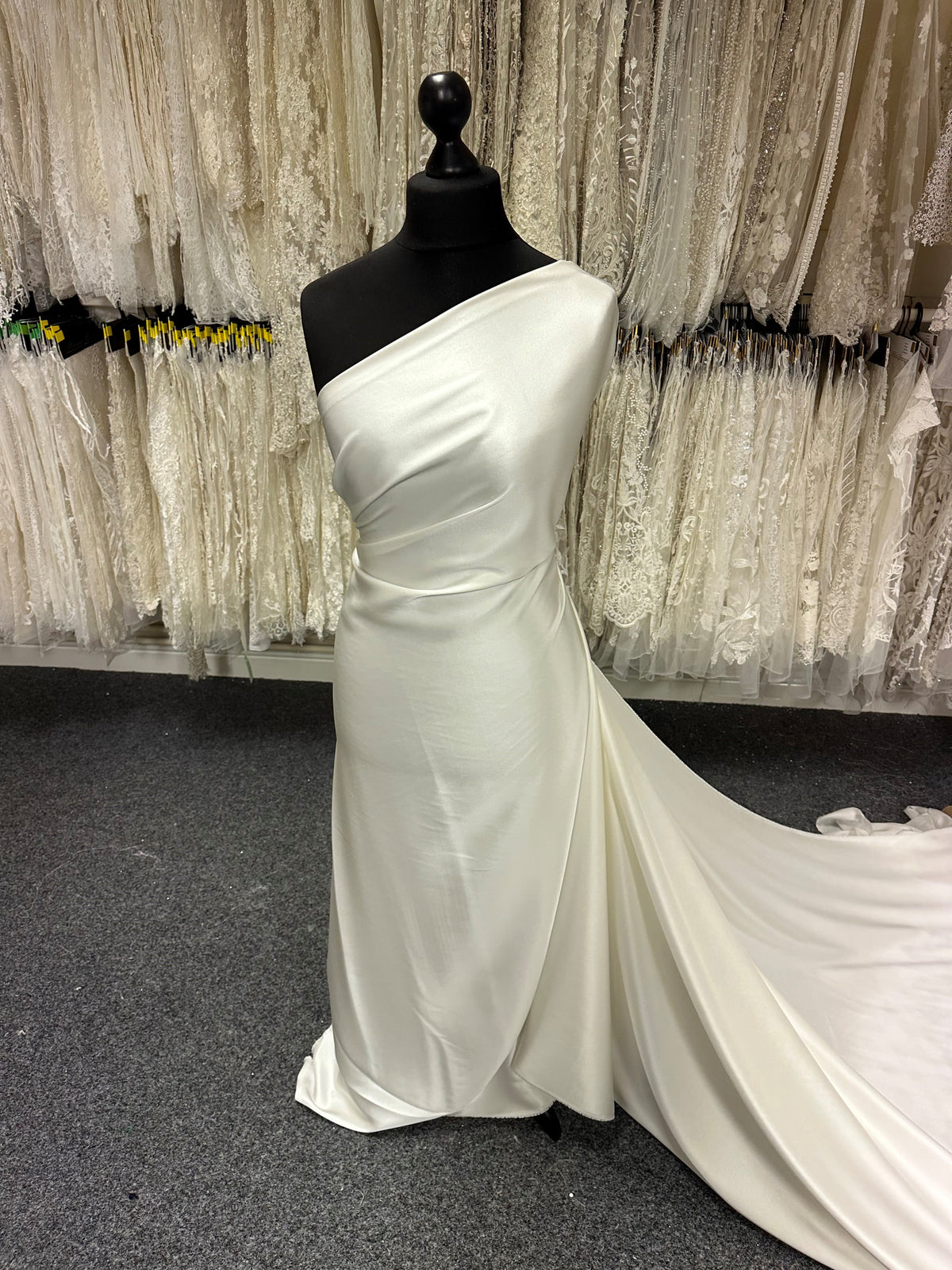 Elfenbeinfarbener Seidensatin – Eminence