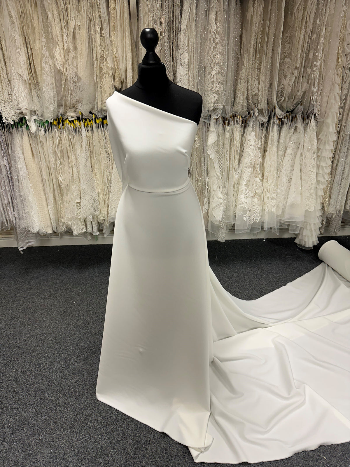 Elfenbeinfarbener schwerer Polyester-Krepp - Theater