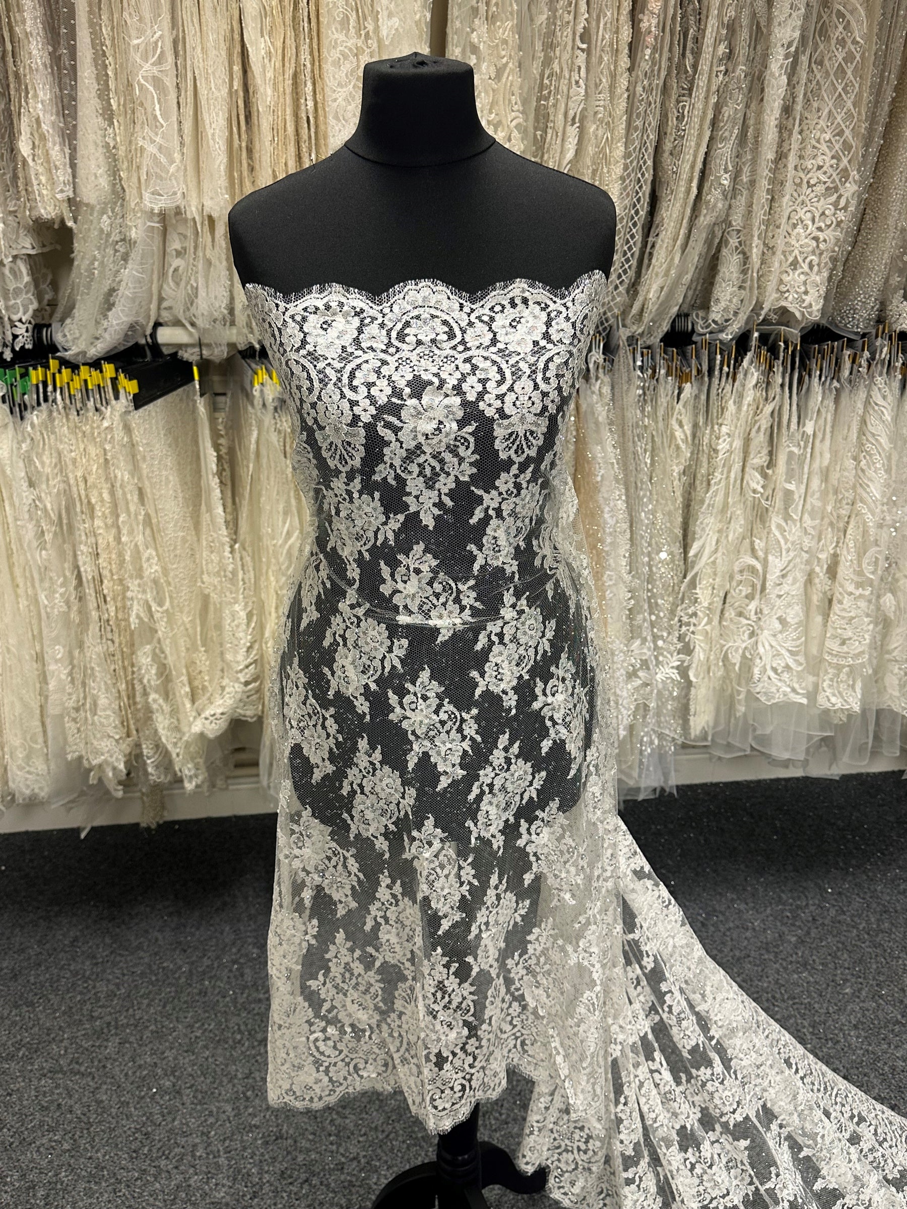 Chantilly-Spitze in Elfenbein und Silber – Natasha