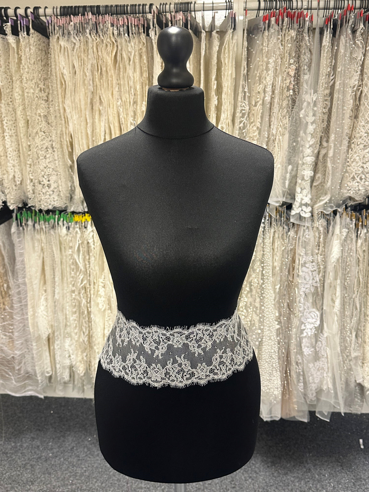 Elfenbeinfarbener Chantilly-Spitzenbesatz – Arbour