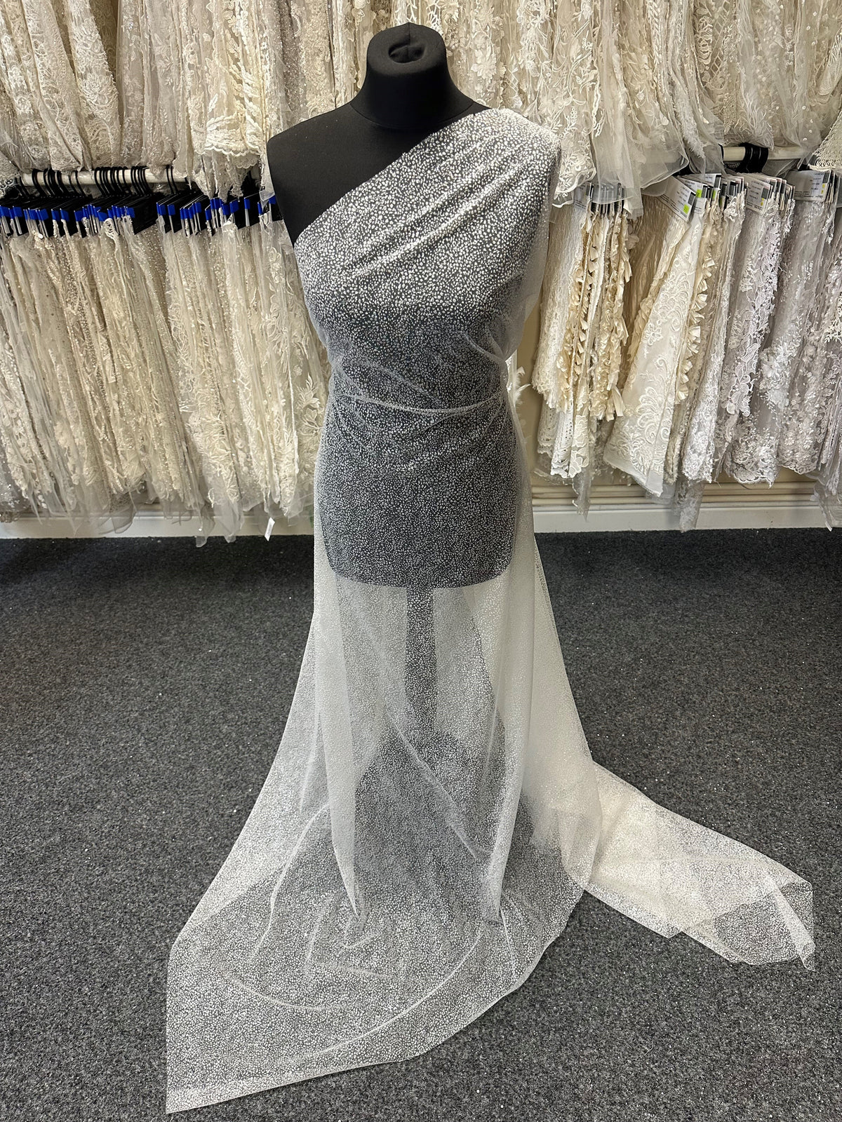 Elfenbeinfarbener Glitzertüll – Attraction