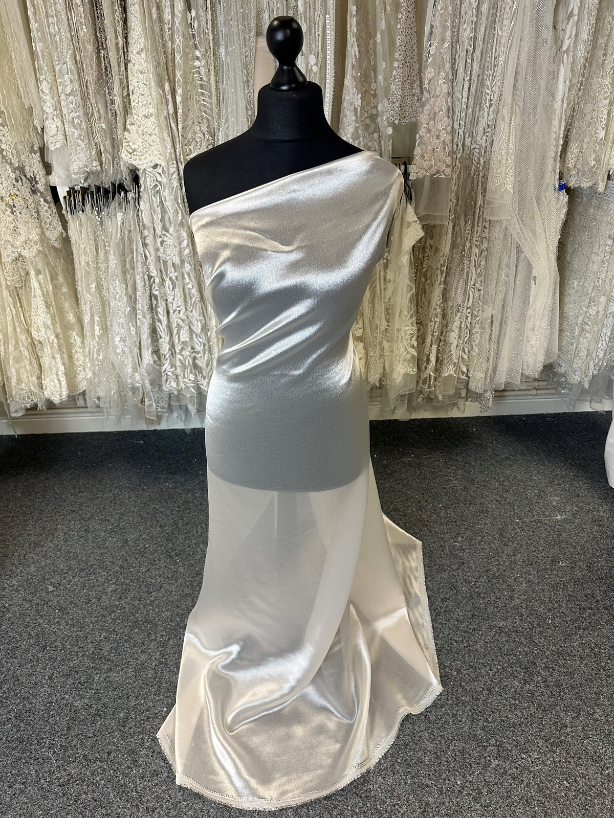 Elfenbeinfarbener Polyester-Organza-Satin – Glück