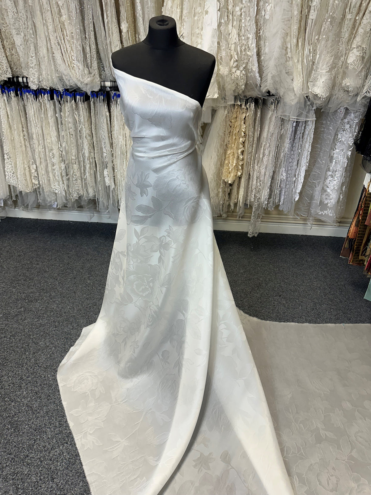 Italienischer Elfenbeinbrokat – Incredulity