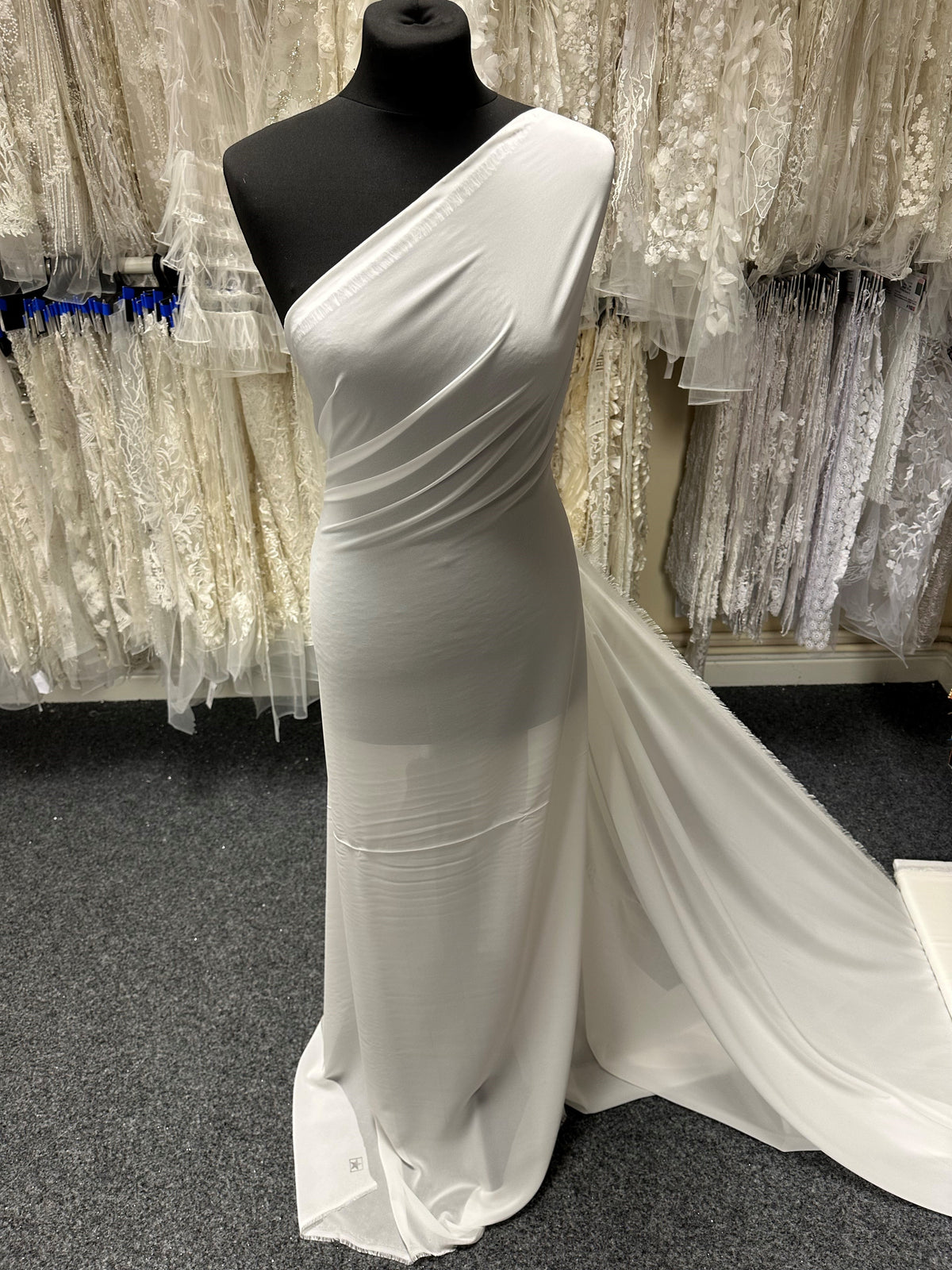 Elfenbeinfarbener Polyester-Chiffon – Benevolence