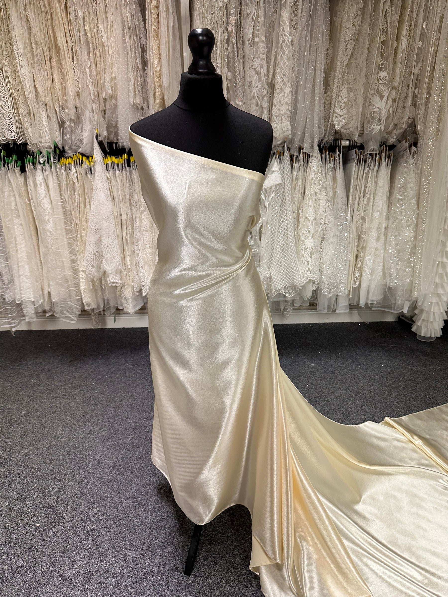 Cremefarbener Satin mit Rückseite aus Polyester-Krepp – Desire
