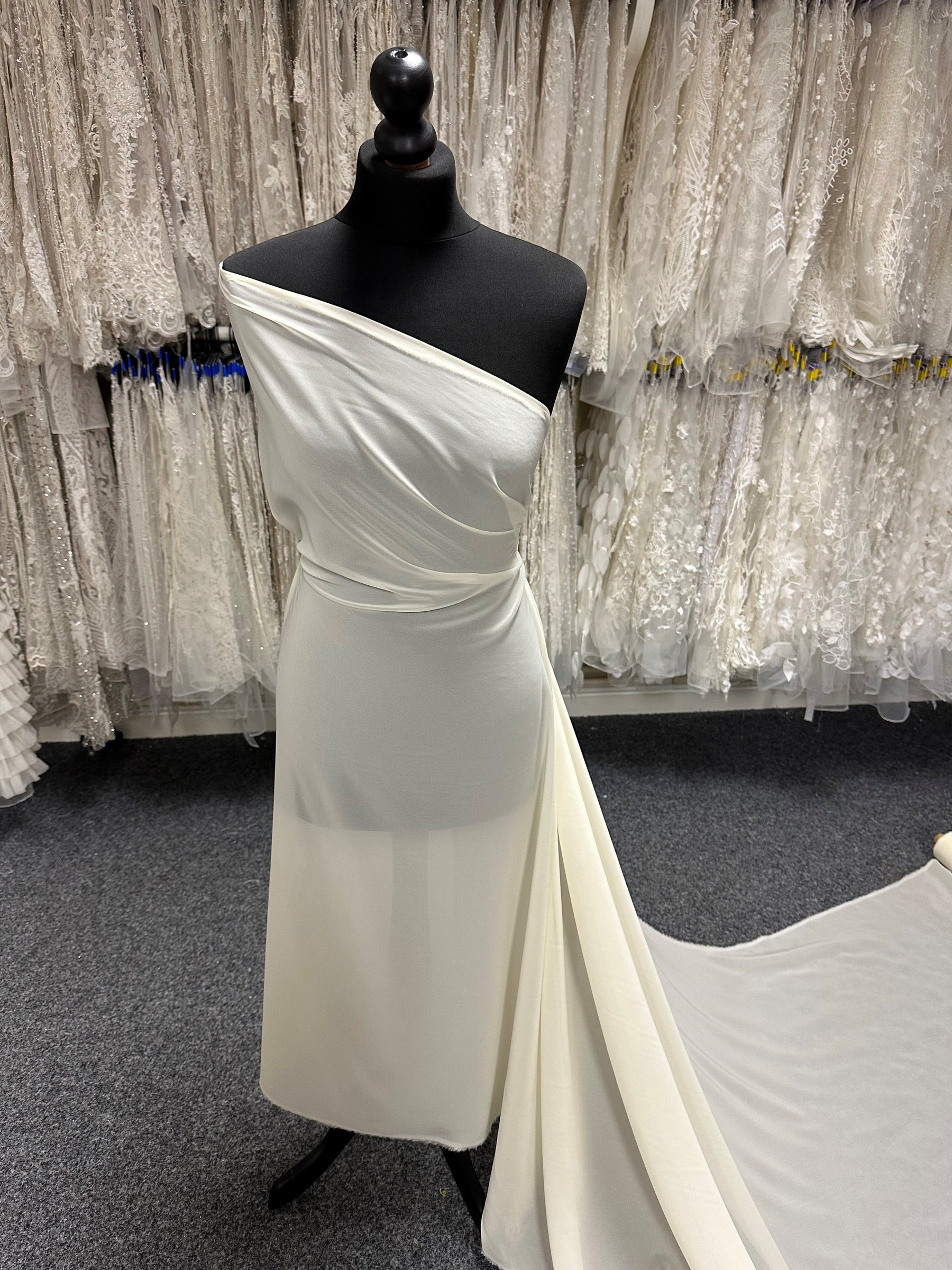 Cremefarbener Polyester-Chiffon-Stoff – Serendipity