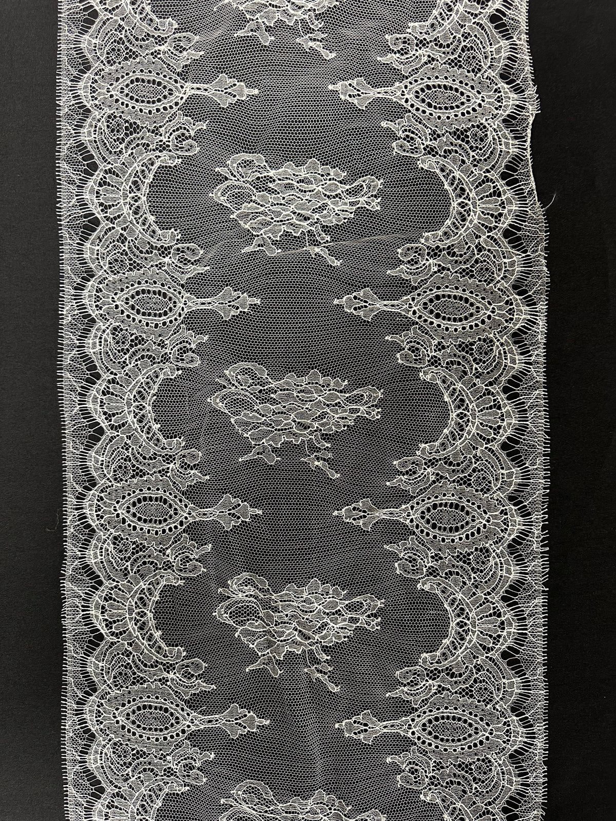 Elfenbeinfarbener Öko-Chantilly-Spitzenbesatz - Blanka