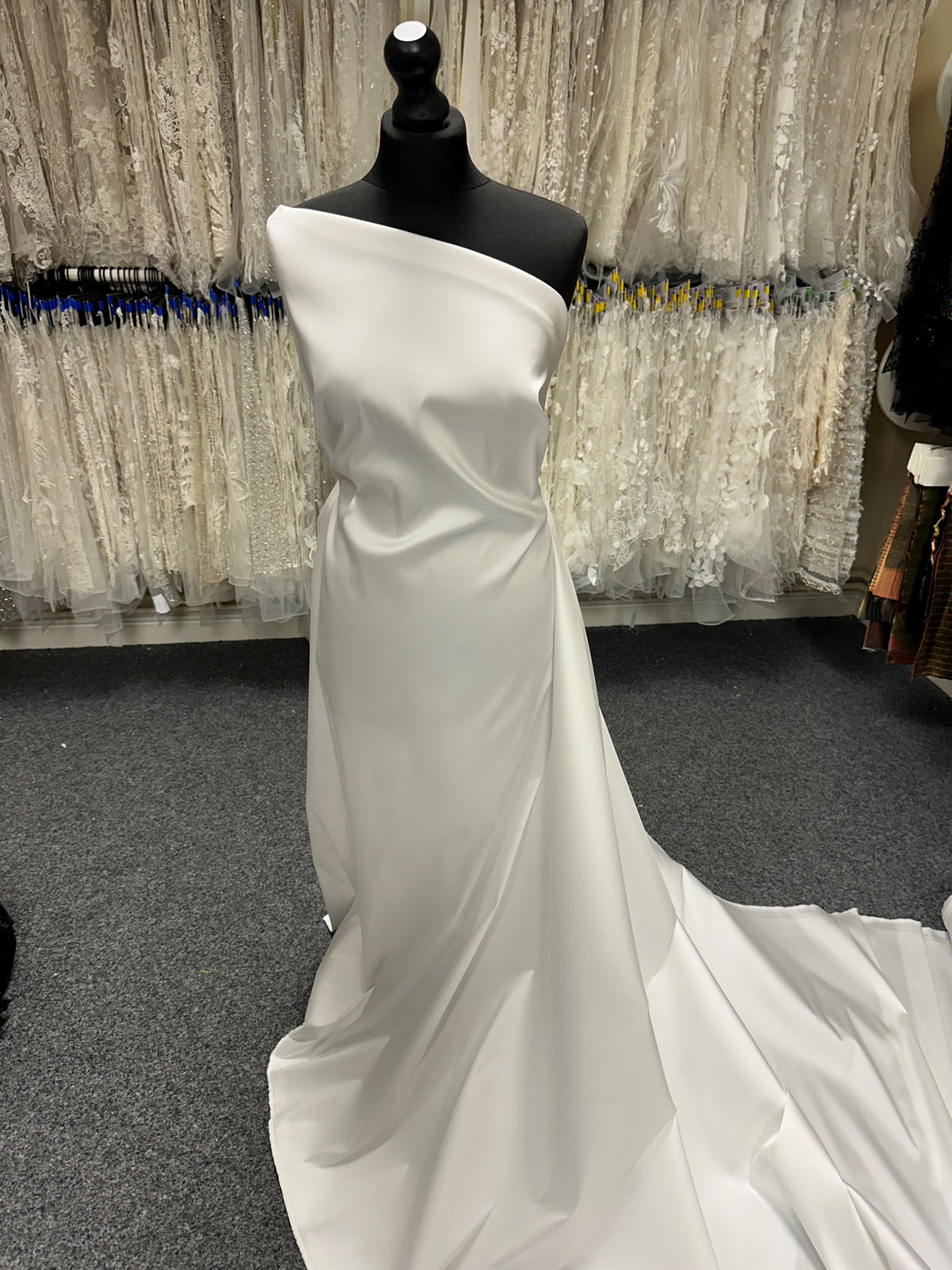 Elfenbeinfarbener Stretch-Taft - Einzigartigkeit