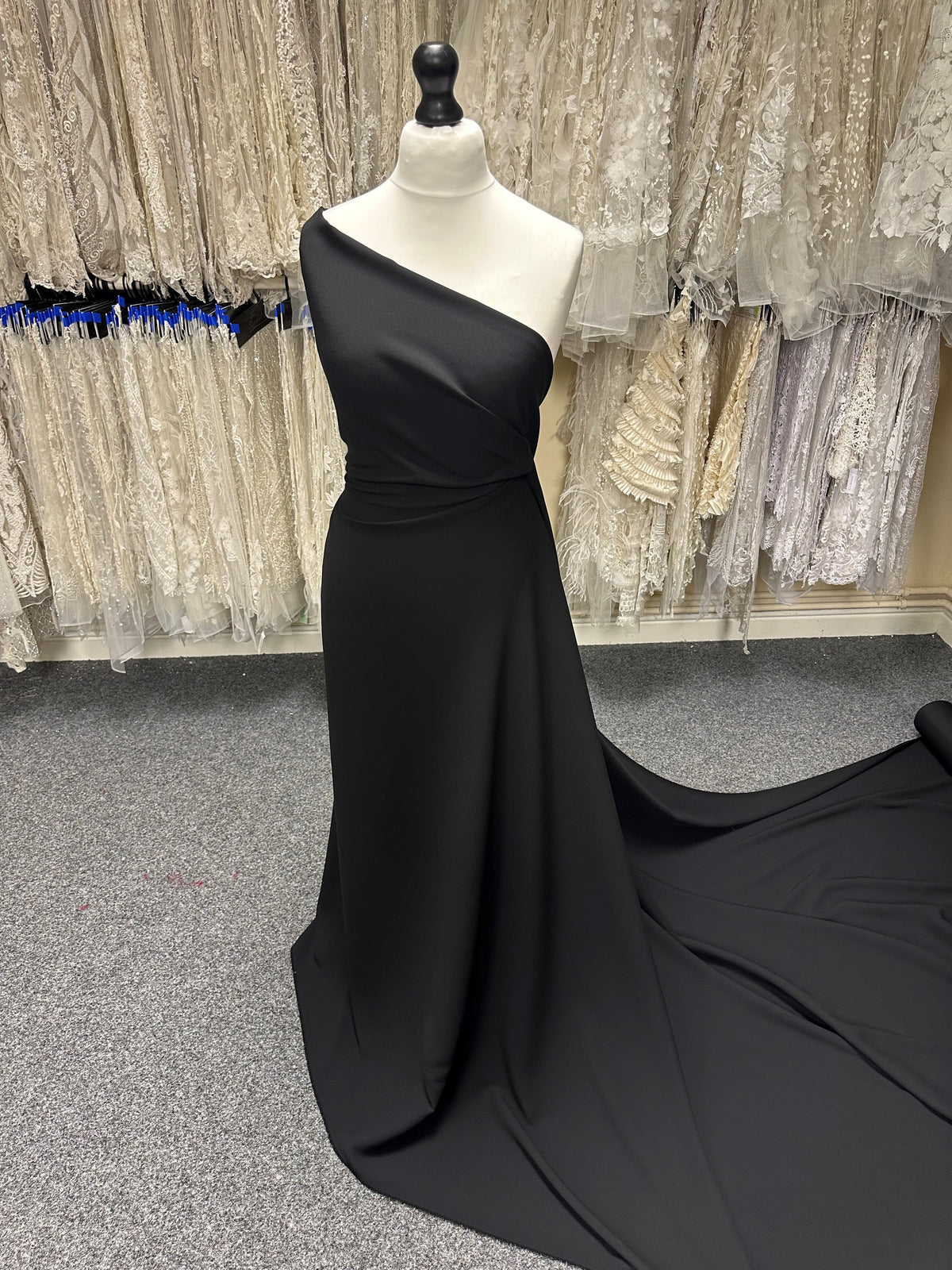 Schwarzer Polyester-Dupion mit Satinrücken - Klarheit