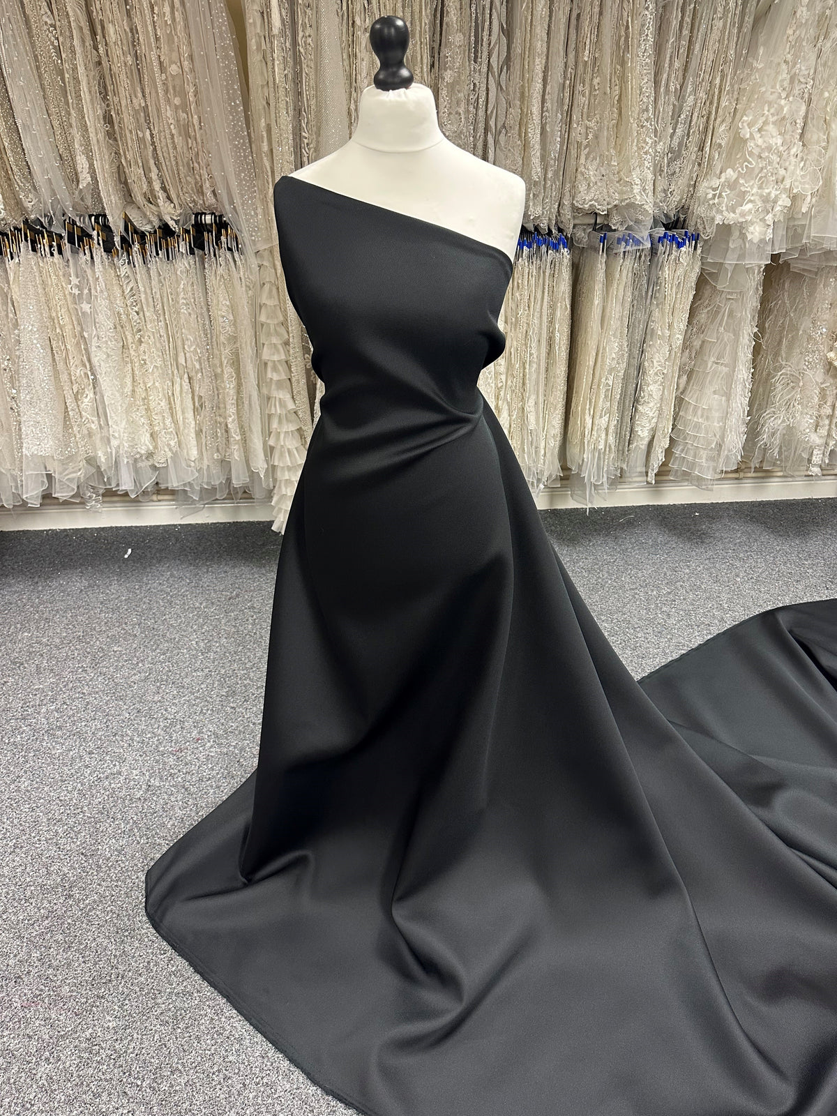 Schwarzes Mikado aus Seidenmischung – Jamboree