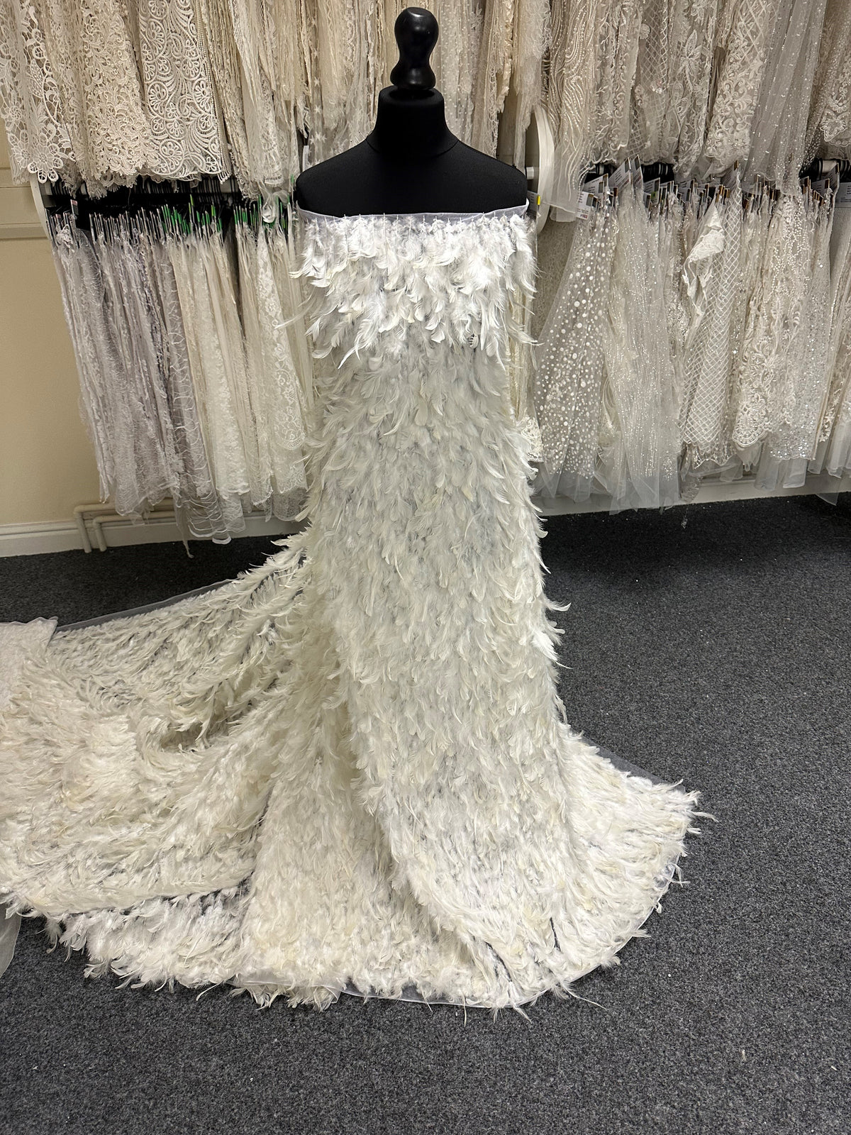 Elfenbeinfarbener Federtüll – Rubina