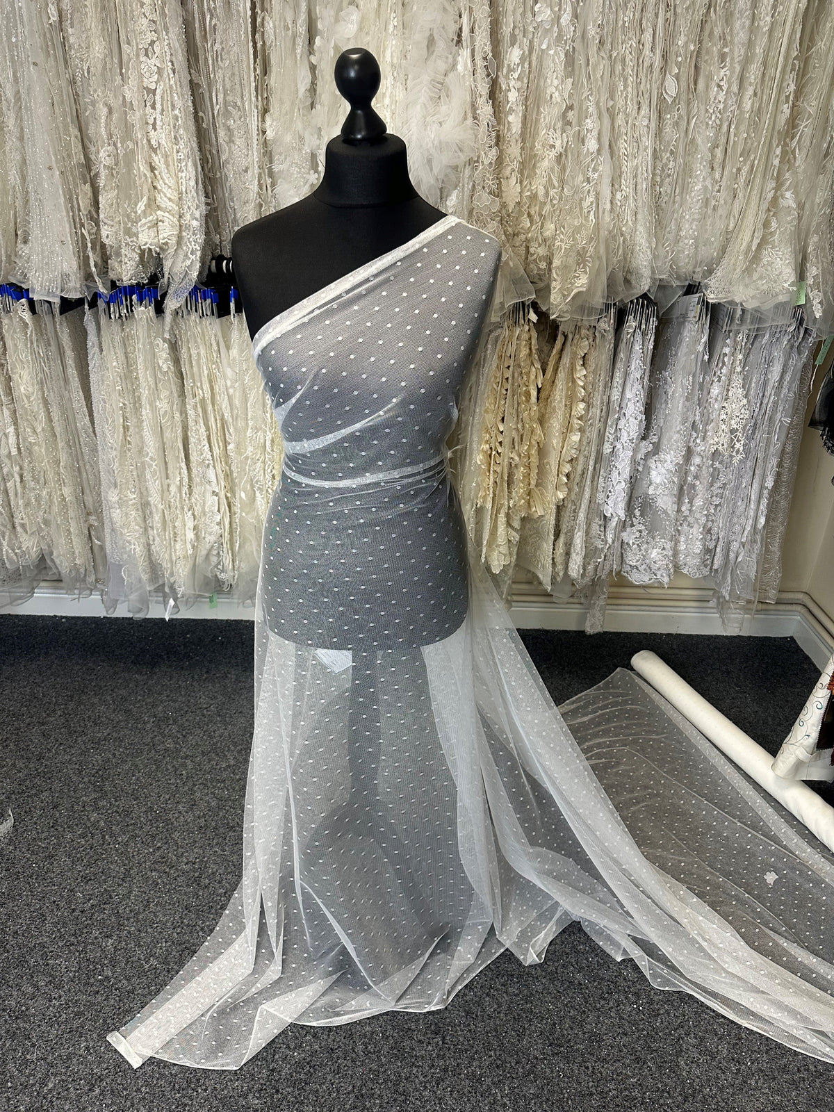 Elfenbeinfarbener mittelfleckiger Tüll – Spice