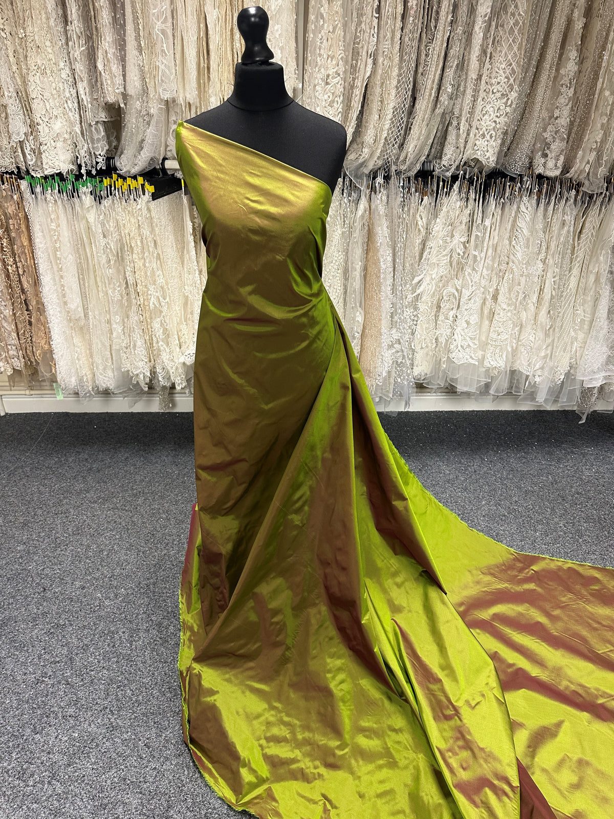 Onyx-Seidentaft – Debutante