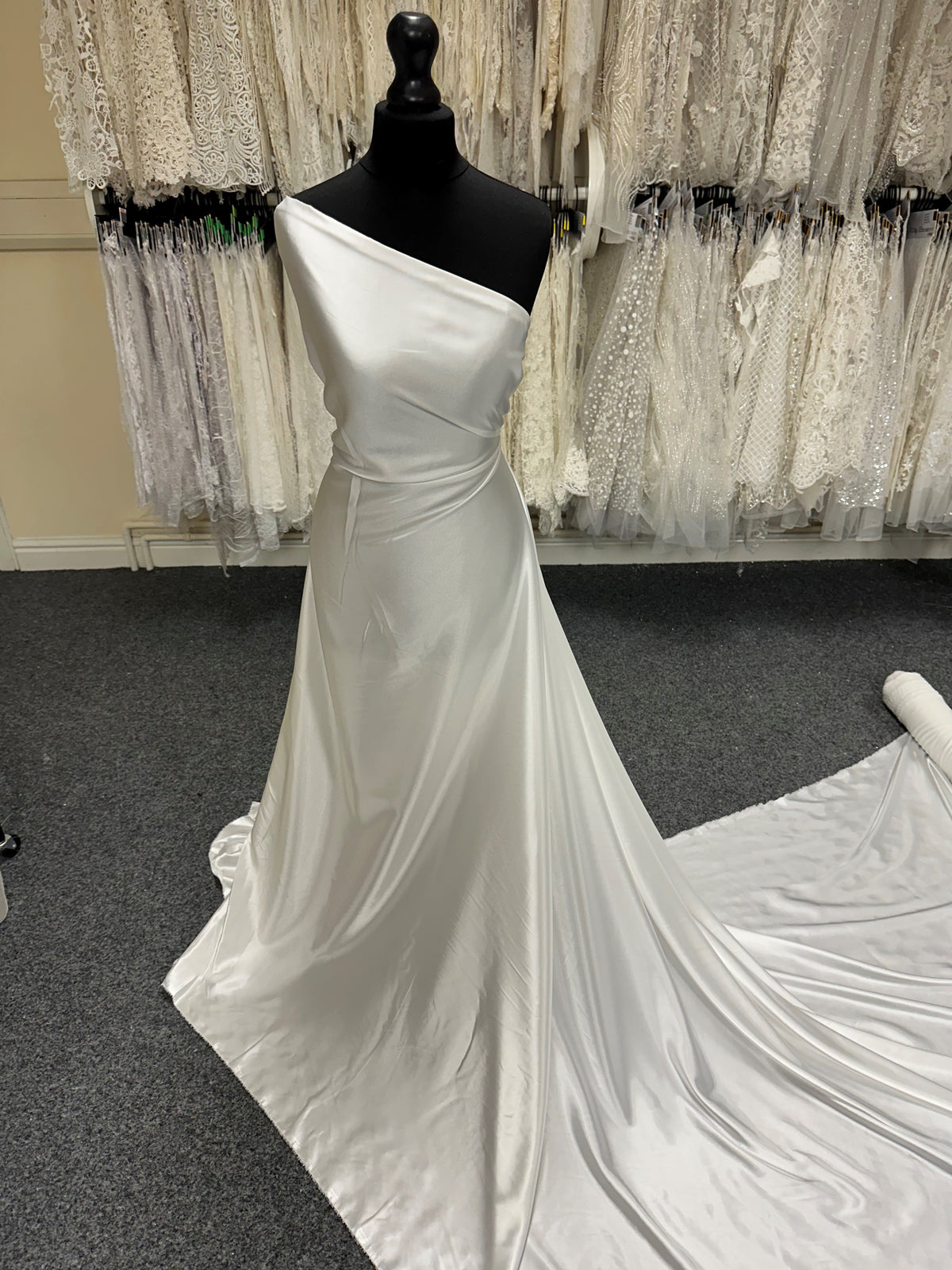 Elfenbeinfarbener Polyester-Stretch-Satin – Virtuoso