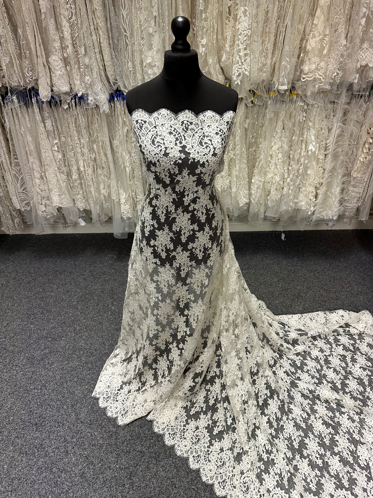 Elfenbeinfarbene Chantilly-Spitze mit Kordel – Sudaba