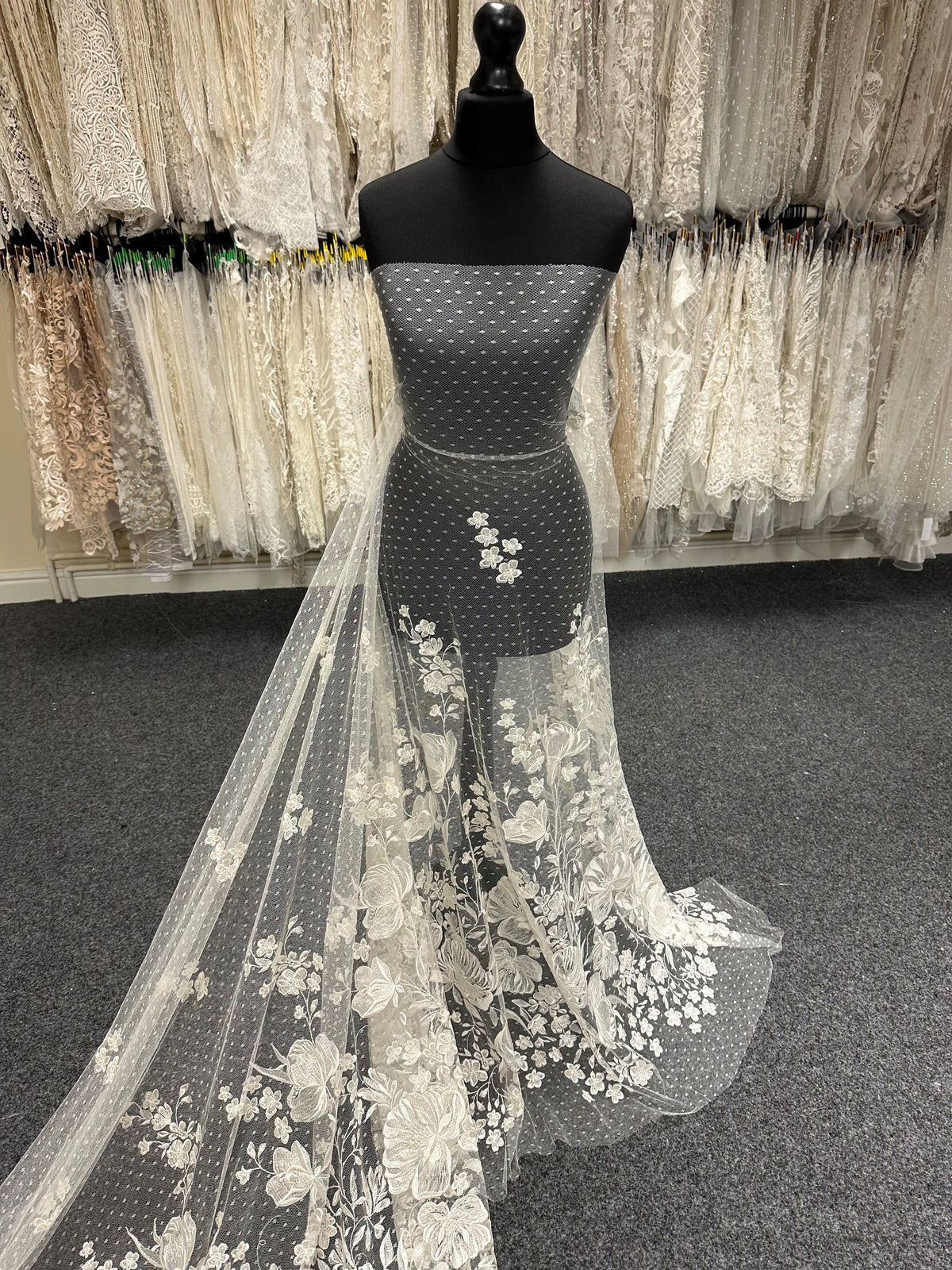 Elfenbeinfarbene italienische bestickte Spitze - Landry