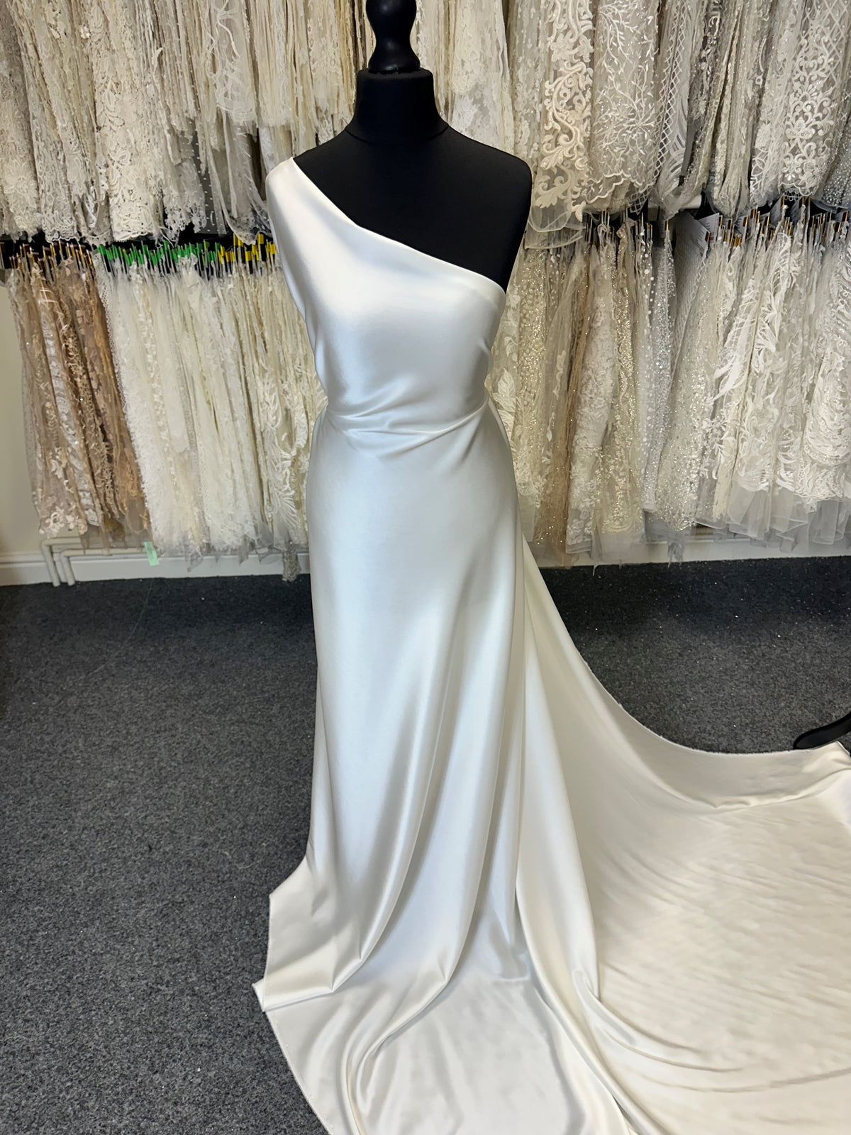 Elfenbeinfarbener Triacetat-Satin – Truth