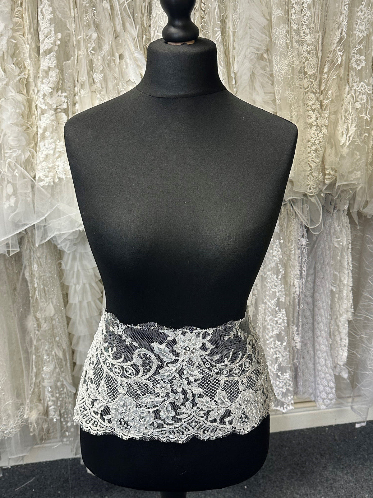 Elfenbeinfarbener Spitzenbesatz mit Perlen – Apfel