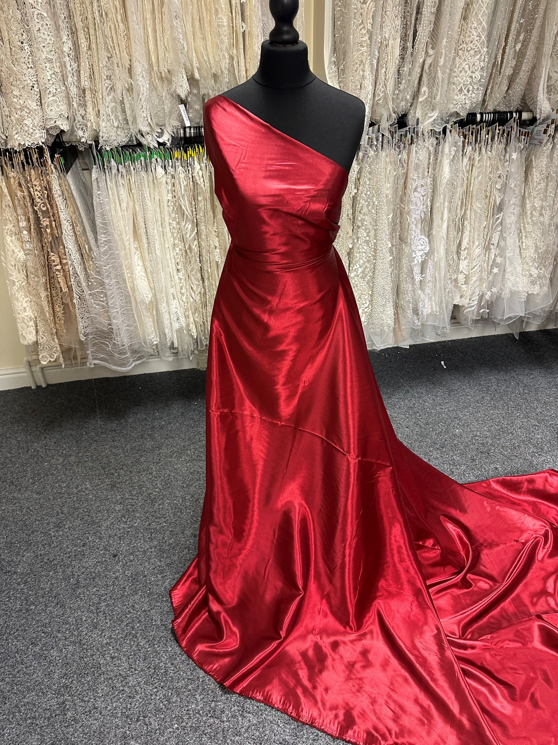 Weinroter Polyestersatin – Ascot
