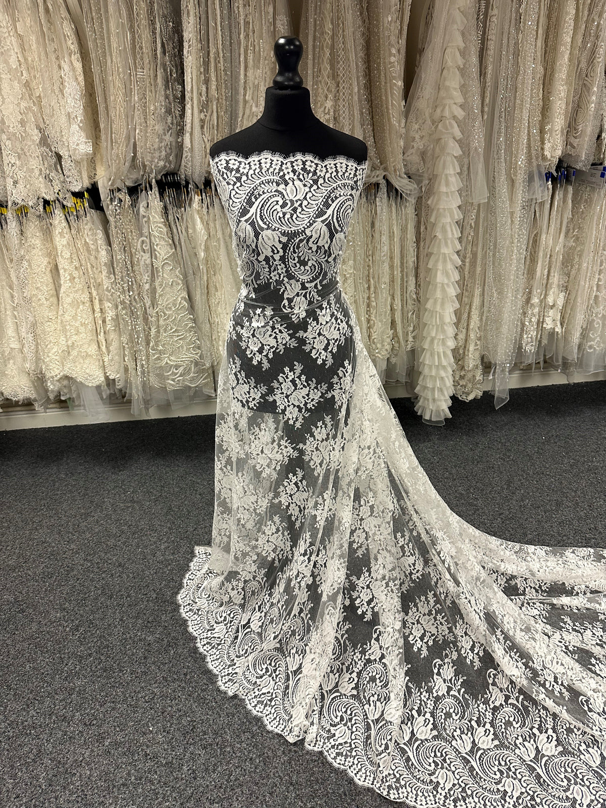 Elfenbeinfarbene Chantilly-Spitze – Tove