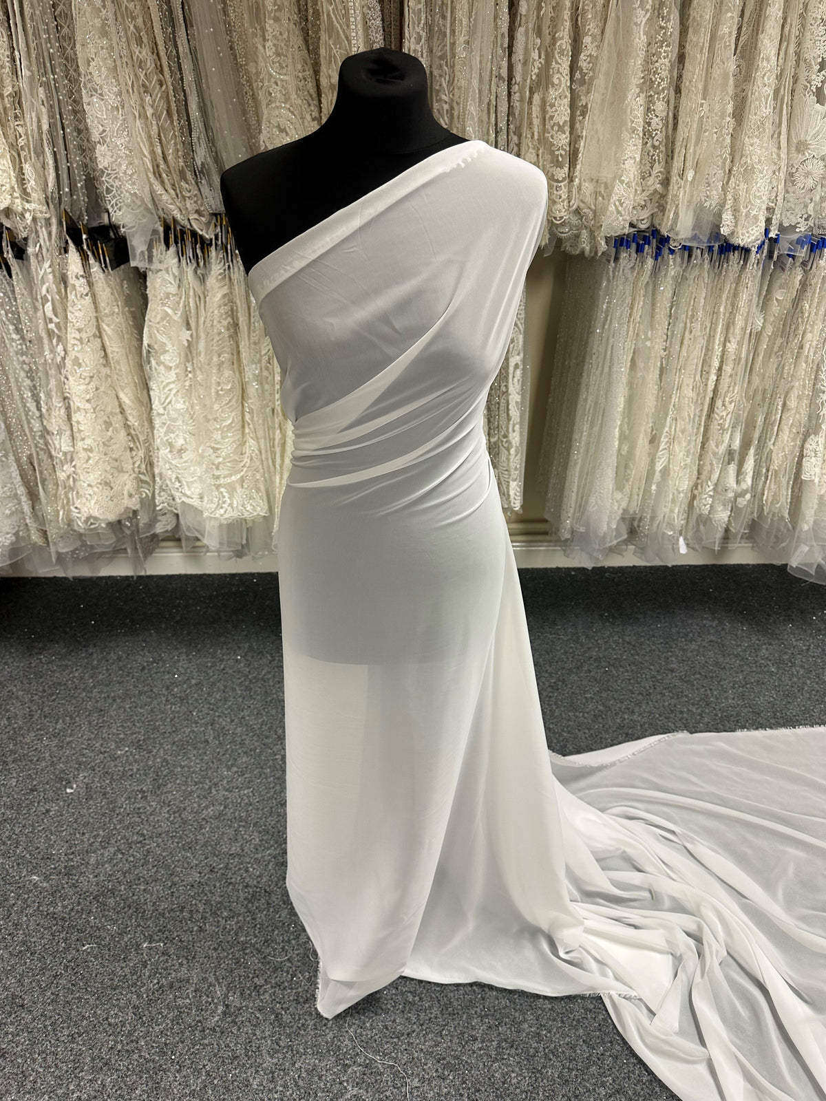 Elfenbeinfarbener Polyester-Georgette - Silhouette