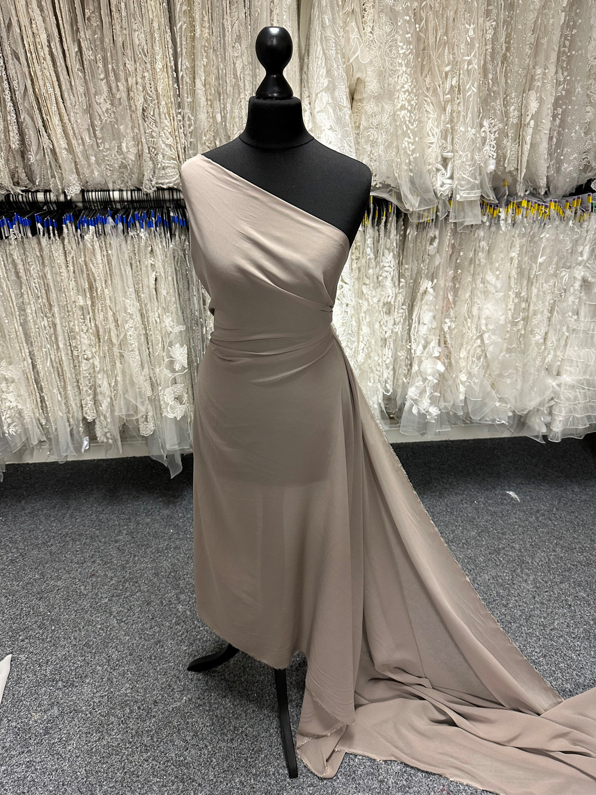 Taupefarbener Polyester-Chiffon-Stoff – Serendipity