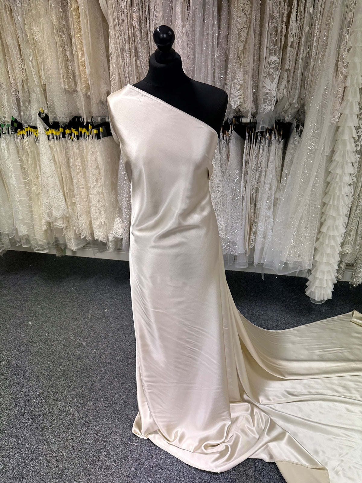 Cremefarbener schwerer Seiden-Crêpe-Satin – Sublime