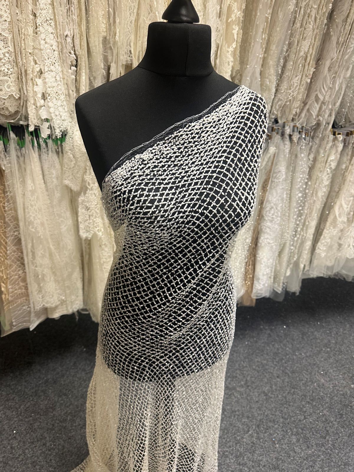 Elfenbeinfarbenes Pailletten- und Perlennetz - Maeve