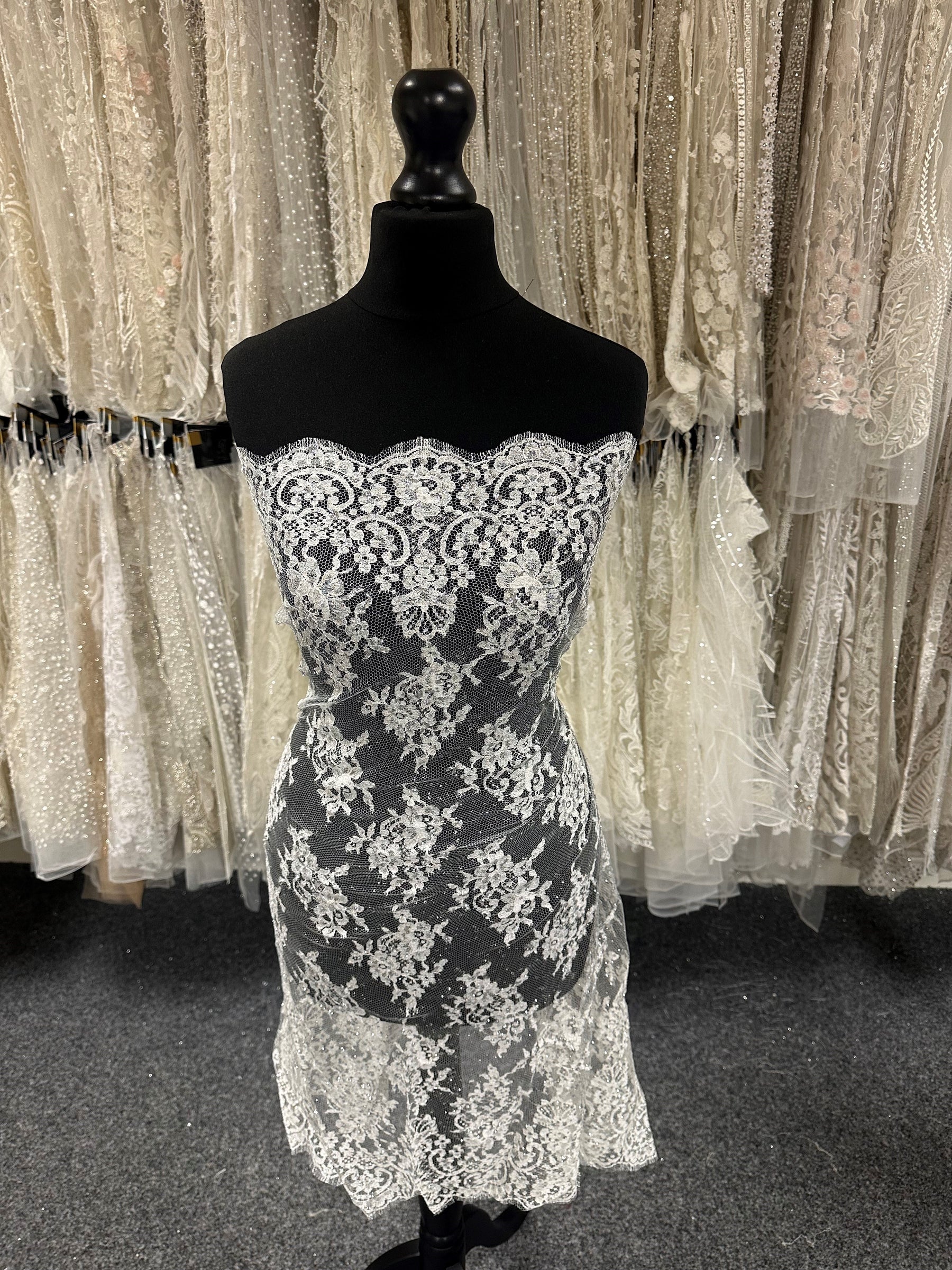 Chantilly-Spitze in Elfenbein und Silber – Natasha