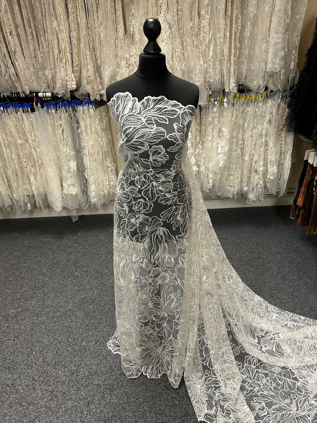 Elfenbeinfarbene bestickte Spitze – Cosette