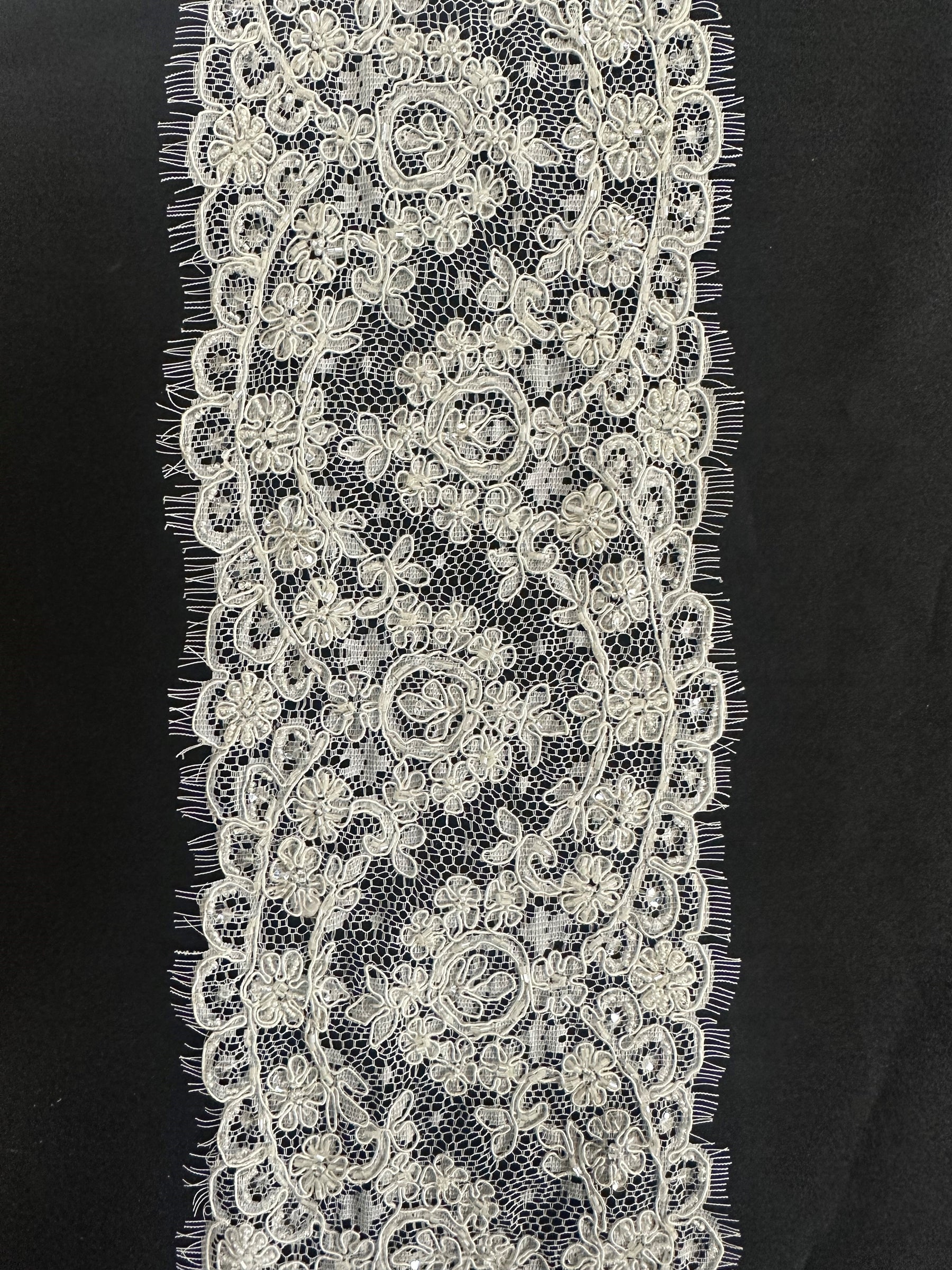 Elfenbeinfarbener perlenbesetzter Spitzenbesatz – Polly