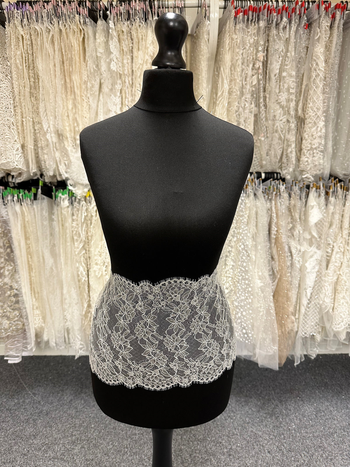 Elfenbeinfarbener Spitzenbesatz für die Braut - Corey