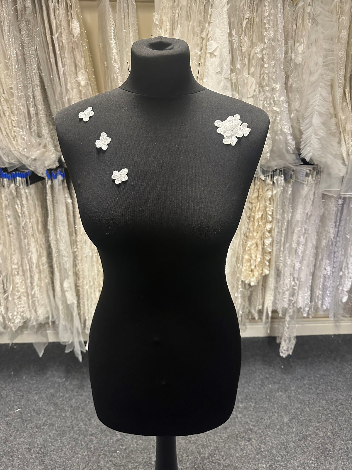 Elfenbein bestickte Blume – Campanula (Beutel mit 10 Stück)