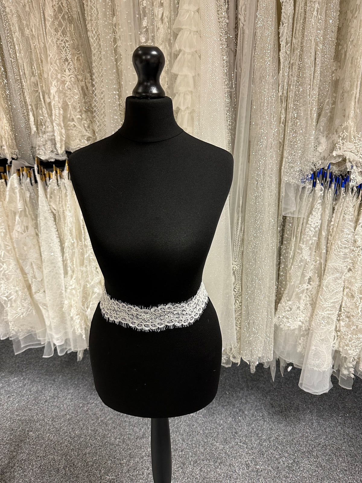 Elfenbeinfarbener Raschel-Spitzenbesatz – TR 1108