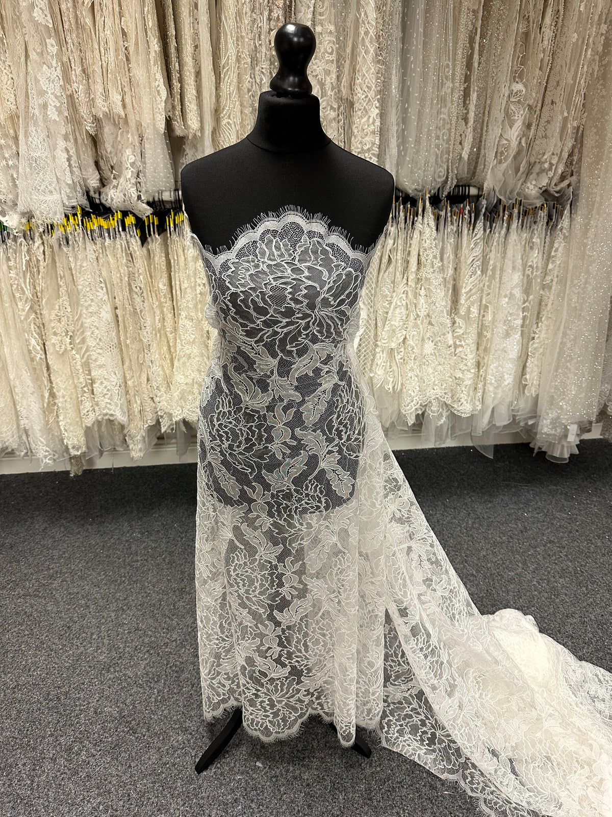 Elfenbeinfarbene Chantilly-Spitze mit Kordel - Terri