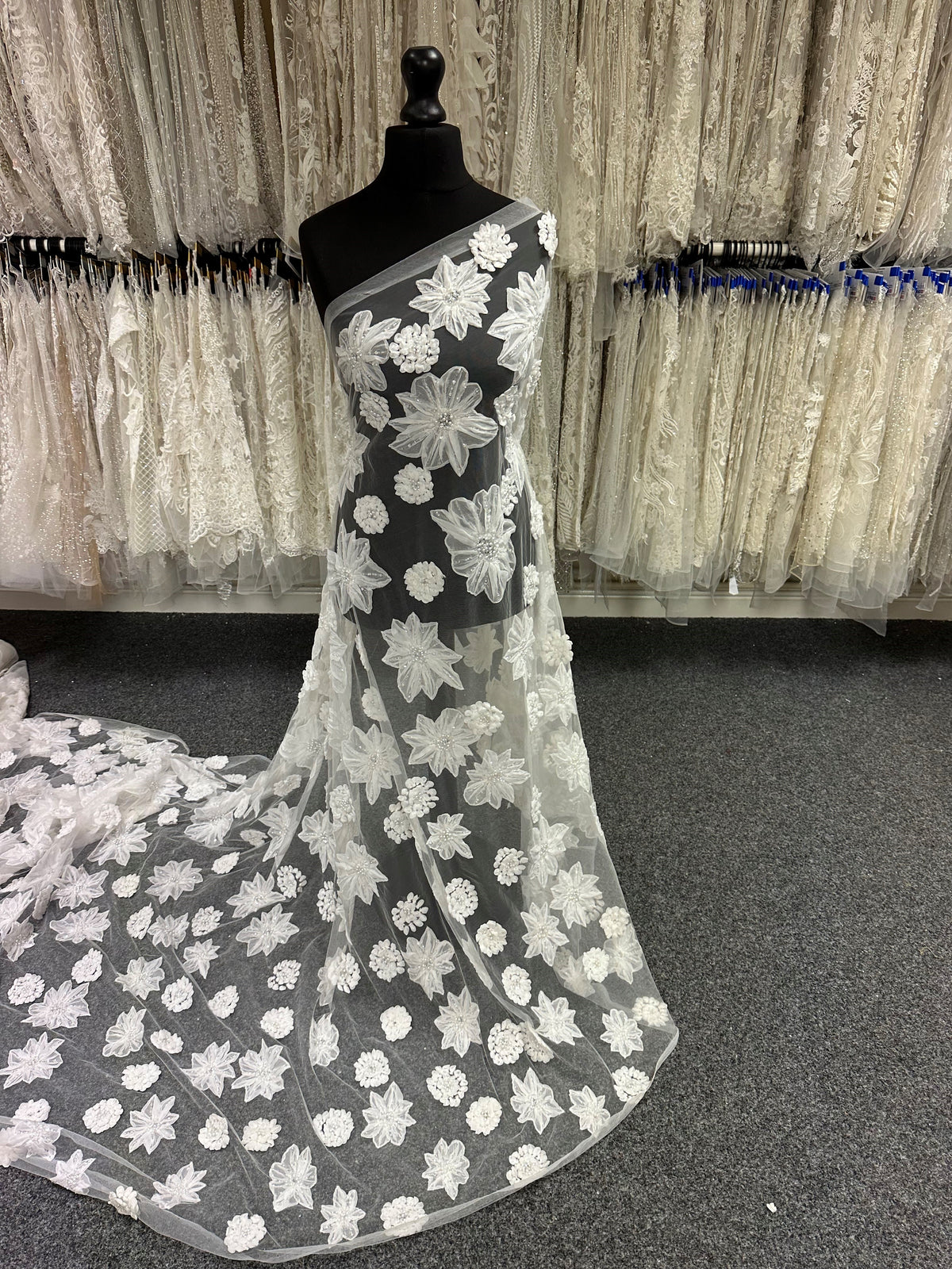 Elfenbeinfarbene Blumenspitze - Jude