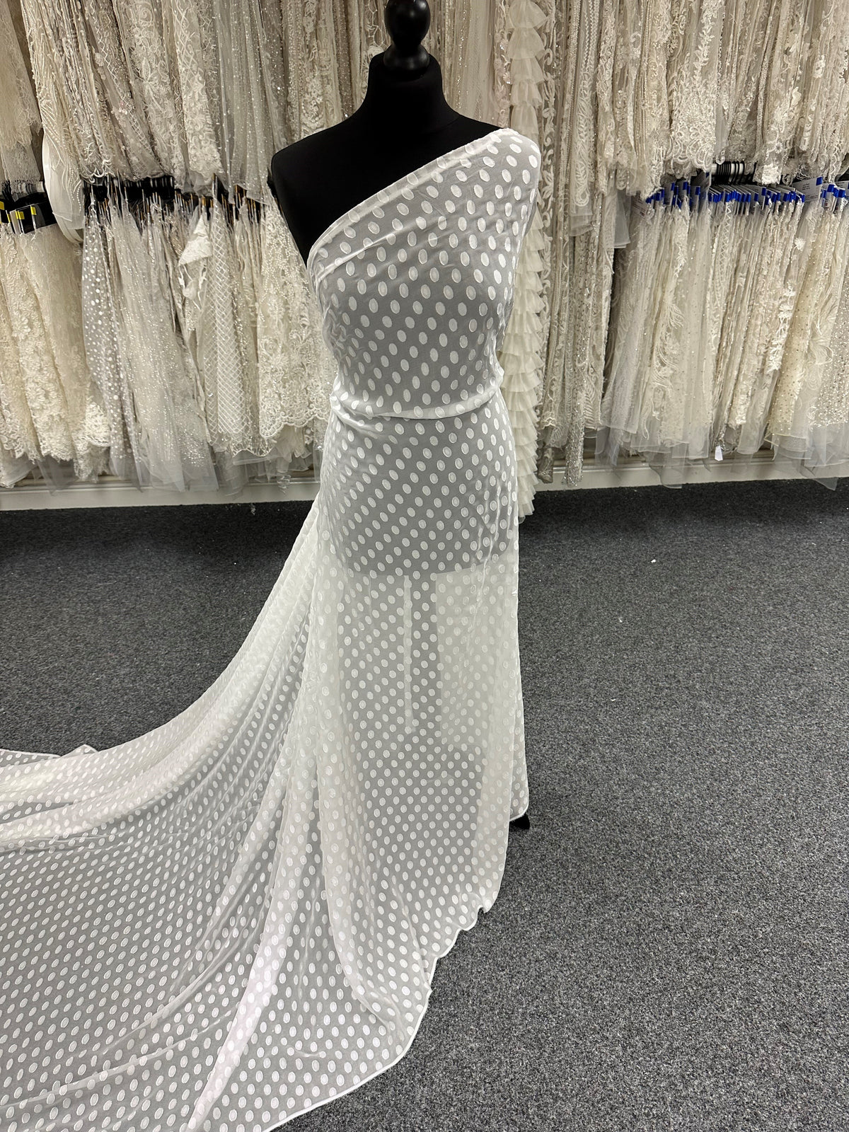 Elfenbeinfarbener Seidenchiffon Fil Coupé mit Punkten – Renard