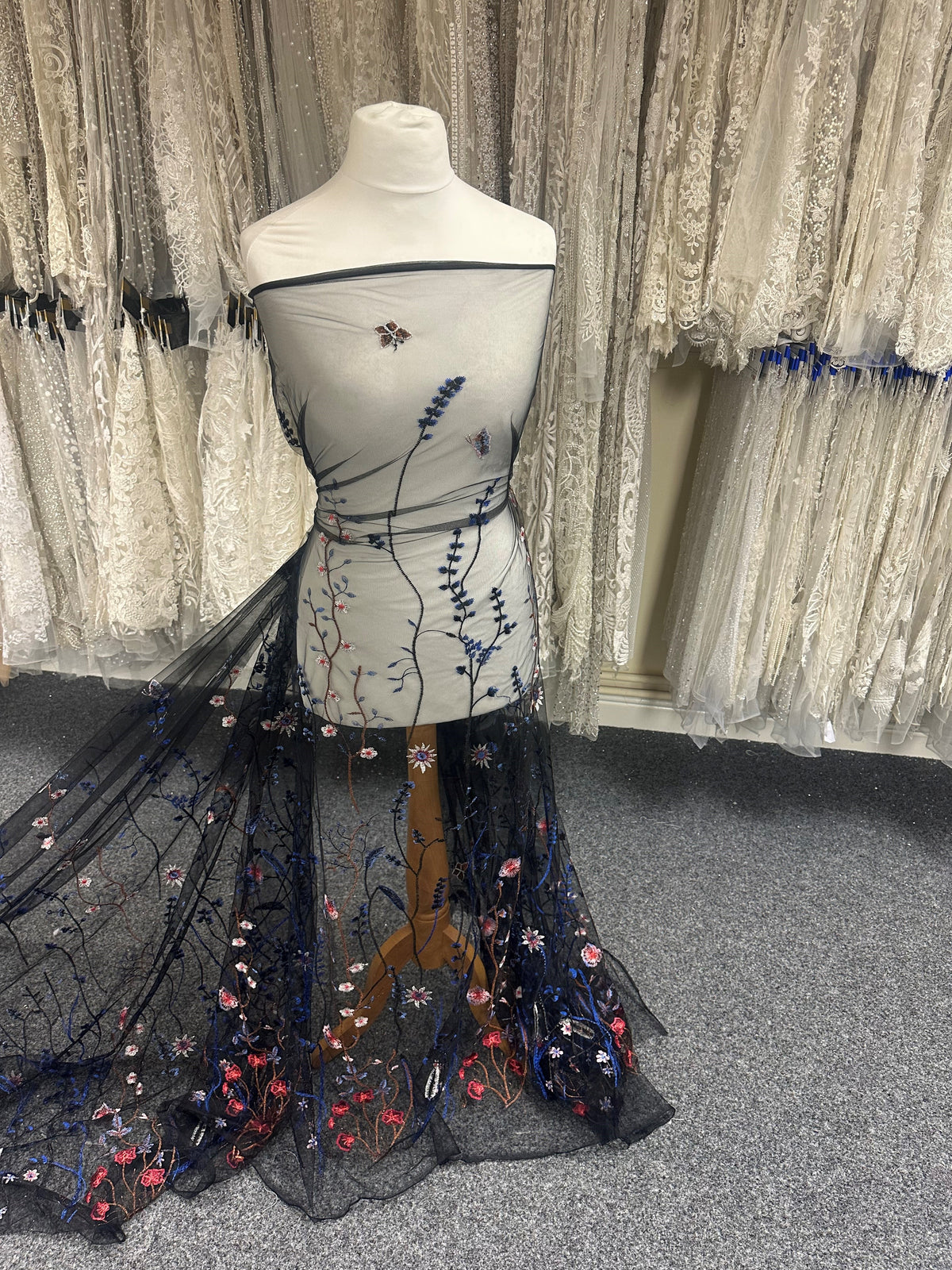 Mehrfarbige bestickte Spitze auf schwarzem Tüll – Sassi