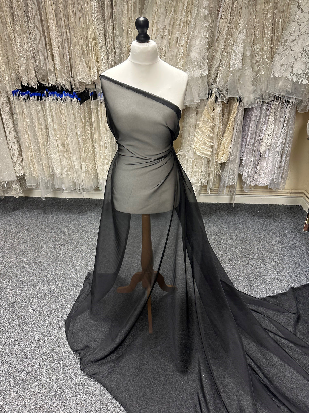 Schwarzer Polyester-Chiffon – Honesty