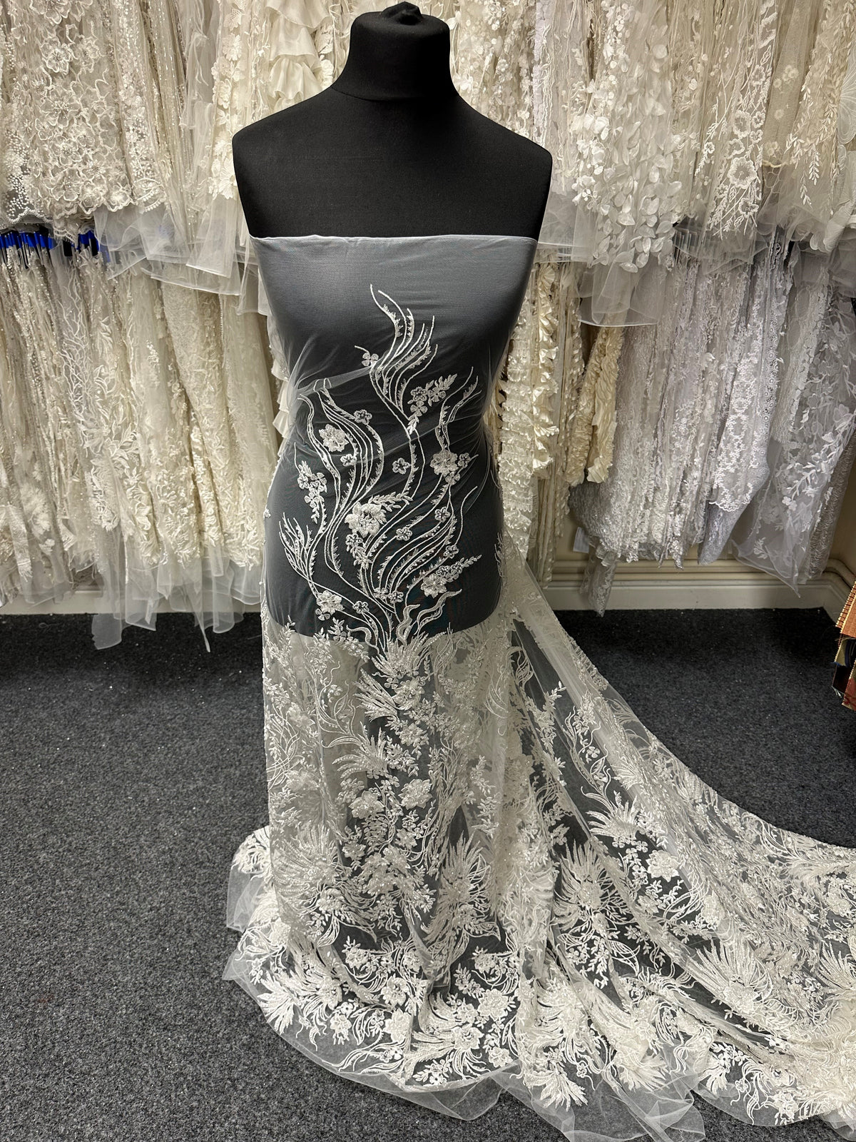 Elfenbeinfarbene Perlenspitze – Belen